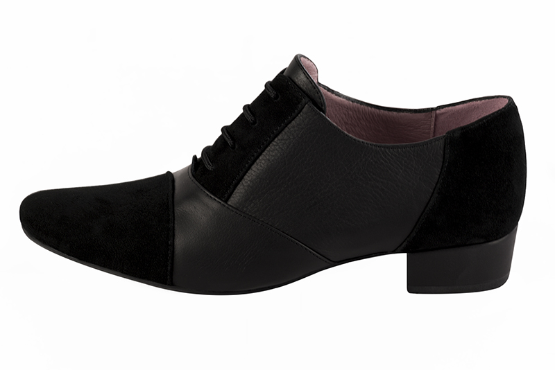 Matt black women's essential lace-up shoes. Round toe. Low block heels. Profile view - Florence KOOIJMAN